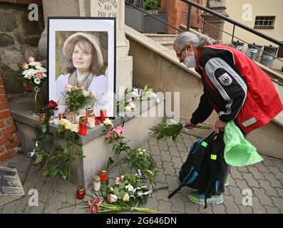 Slapanice, Tschechische Republik. Juli 2021. Requiem-Messe für die verstorbene Schauspielerin Libuse Safrankova in Slapanice, Tschechische Republik, 2. Juli 2021. Libuse Safrankova, international bekannt vor allem für ihre Titelrolle im beliebten Märchenfilm Three Gifts for Cinderella (Tri orisky pro Popelku, 1973), starb am 9. Juni 2021 im Alter von 68 Jahren. Quelle: Igor Zehl/CTK Photo/Alamy Live News Stockfoto