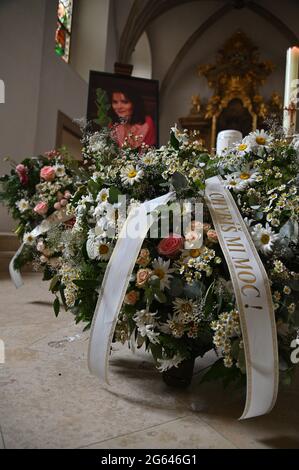 Slapanice, Tschechische Republik. Juli 2021. Requiem-Messe für die verstorbene Schauspielerin Libuse Safrankova in Slapanice, Tschechische Republik, 2. Juli 2021. Libuse Safrankova, international bekannt vor allem für ihre Titelrolle im beliebten Märchenfilm Three Gifts for Cinderella (Tri orisky pro Popelku, 1973), starb am 9. Juni 2021 im Alter von 68 Jahren. Quelle: Igor Zehl/CTK Photo/Alamy Live News Stockfoto