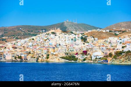 Ermoupoli Stadt an der Küste der Insel Syros, Griechenland Stockfoto