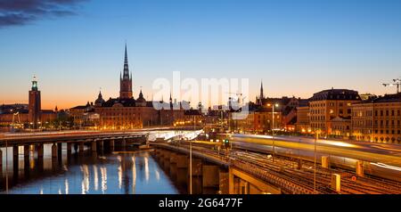 Panoramablick auf die Altstadt von Stockholm (Gamla Stan) bei Nacht, Schweden Stockfoto