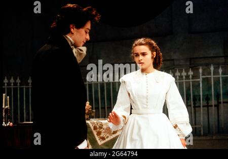 Gerard Logan (Walter Hartright), Helena Bonham-Carter (Anne Catherick / Laura Fairlie) in THE WOMAN IN WHITE von Melissa Murray im Greenwich Theatre, London SE10 05/12/1988 nach dem Roman von Wilkie Collins Design: Alexandra Byrne Beleuchtung: Mick Hughes Regie: Sue Dunderdale Stockfoto