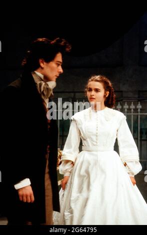 Gerard Logan (Walter Hartright), Helena Bonham-Carter (Anne Catherick / Laura Fairlie) in THE WOMAN IN WHITE von Melissa Murray im Greenwich Theatre, London SE10 05/12/1988 nach dem Roman von Wilkie Collins Design: Alexandra Byrne Beleuchtung: Mick Hughes Regie: Sue Dunderdale Stockfoto