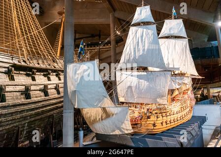 Stockholm, Schweden - 24. Juni 2021: Ein wiederaufgebautes Miniaturmodell des Vasa-Kriegsschiffs im Vasa-Museum in Stockholm Stockfoto