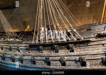 Stockholm, Schweden - 24. Juni 2021: Detailansicht der Breitseite des Vasa-Kriegsschiffes im Vasa-Museum in Stockholm Stockfoto