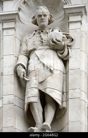 London, England, Großbritannien. Statue von Josiah Wedgwood (Töpferei) von Albert Hodge, an der Fassade der Exhibition Road des Victoria and Albert Museums Stockfoto