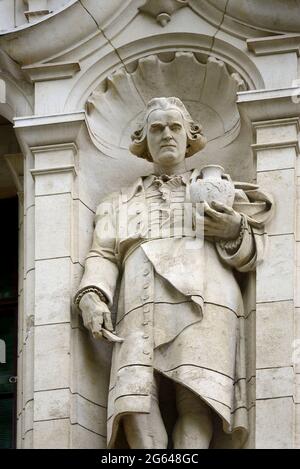 London, England, Großbritannien. Statue von Josiah Wedgwood (Töpferei) von Albert Hodge, an der Fassade der Exhibition Road des Victoria and Albert Museums Stockfoto