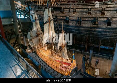 Stockholm, Schweden - 24. Juni 2021: Ein wiederaufgebautes Miniaturmodell des Vasa-Kriegsschiffs im Vasa-Museum in Stockholm Stockfoto