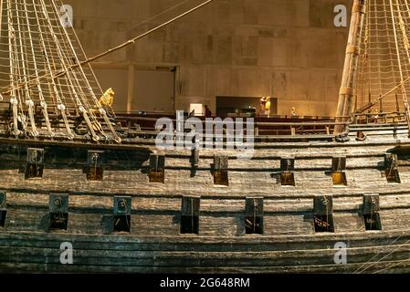 Stockholm, Schweden - 24. Juni 2021: Detailansicht der Breitseite des Vasa-Kriegsschiffes im Vasa-Museum in Stockholm Stockfoto