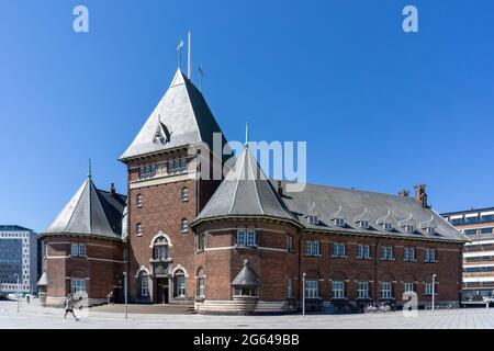 Aarhus, Dänemark - 8. Juni 2021: Blick auf das historische Zollhaus im Hafen von Aarhus Stockfoto