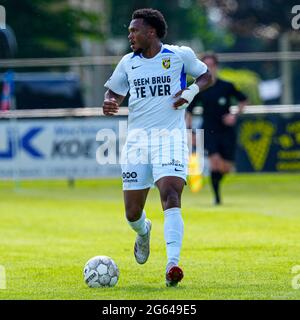 02-07-2021 Voetbal Vitesse gegen Lokomotiva Zagreb Oudenbosch OUDENBUSCH, NIEDERLANDE - 2. JULI: Lois Openda von Vitesse beim Freundschaftsspiel zwischen Vitesse und Lokomotiva Zagreb im Sportpark VV Victoria 03 am 2. Juli 2021 in Oudenbosch, Niederlande (Foto: Geert van Erven/Orange Picts) Stockfoto