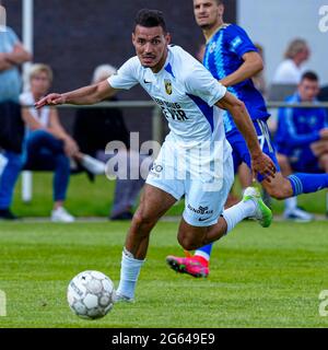 02-07-2021 Voetbal Vitesse gegen Lokomotiva Zagreb Oudenbosch OUDENBUSCH, NIEDERLANDE - 2. JULI: Oussama Darfalou von Vitesse beim Freundschaftsspiel zwischen Vitesse und Lokomotiva Zagreb im Sportpark VV Victoria 03 am 2. Juli 2021 in Oudenbosch, Niederlande (Foto: Geert van Erven/Orange Picts) Stockfoto