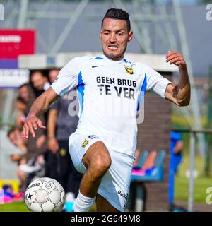 02-07-2021 Voetbal Vitesse gegen Lokomotiva Zagreb Oudenbosch OUDENBUSCH, NIEDERLANDE - 2. JULI: Oussama Darfalou von Vitesse beim Freundschaftsspiel zwischen Vitesse und Lokomotiva Zagreb im Sportpark VV Victoria 03 am 2. Juli 2021 in Oudenbosch, Niederlande (Foto: Geert van Erven/Orange Picts) Stockfoto