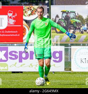 02-07-2021 Voetbal Vitesse gegen Lokomotiva Zagreb Oudenbosch OUDENBUSCH, NIEDERLANDE - 2. JULI: Während des Freundschaftsspiel zwischen Vitesse und Lokomotiva Zagreb im Sportpark VV Victoria 03 am 2. Juli 2021 in Oudenbosch, Niederlande (Foto: Geert van Erven/Orange Picts) Stockfoto