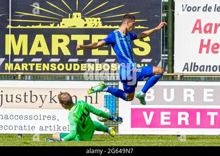 02-07-2021 Voetbal Vitesse gegen Lokomotiva Zagreb Oudenbosch OUDENBUSCH, NIEDERLANDE - 2. JULI: Torwart Jeroen Houwen von Vitesse während des Freundschaftsspiel zwischen Vitesse und Lokomotiva Zagreb im Sportpark VV Victoria 03 am 2. Juli 2021 in Oudenbosch, Niederlande (Foto: Geert van Erven/Orange Picts) Stockfoto