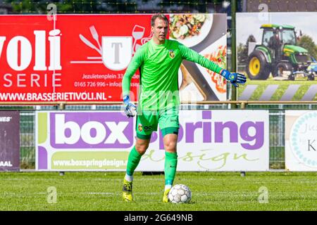 02-07-2021 Voetbal Vitesse gegen Lokomotiva Zagreb Oudenbosch OUDENBUSCH, NIEDERLANDE - 2. JULI: Torwart Jeroen Houwen von Vitesse während des Freundschaftsspiel zwischen Vitesse und Lokomotiva Zagreb im Sportpark VV Victoria 03 am 2. Juli 2021 in Oudenbosch, Niederlande (Foto: Geert van Erven/Orange Picts) Stockfoto