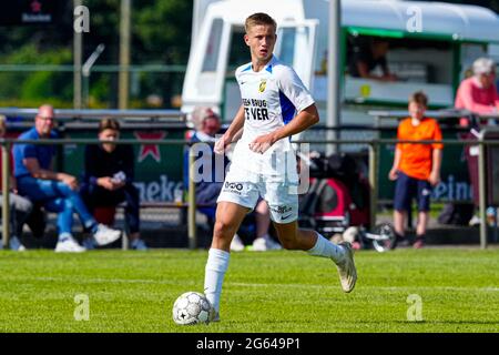 02-07-2021 Voetbal Vitesse gegen Lokomotiva Zagreb Oudenbosch OUDENBUSCH, NIEDERLANDE - 2. JULI: Giovanni van Zwam von Vitesse beim Freundschaftsspiel zwischen Vitesse und Lokomotiva Zagreb im Sportpark VV Victoria 03 am 2. Juli 2021 in Oudenbosch, Niederlande (Foto: Geert van Erven/Orange Picts) Stockfoto