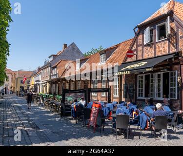 Helsingborg, Schweden - 17. juni 2021: Menschen entspannen und genießen einen sonnigen Sommertag in einer Bar in der Altstadt von Helsingborg Stockfoto