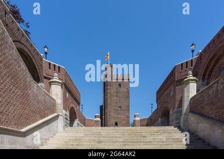 Helsingborg, Schweden - 17. juni 2021: Blick auf den Karnan-Turm in Helsingborg unter blauem Himmel Stockfoto