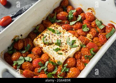 Hausgemachte, trendig gebackene Feta-Tomatenpasta mit Basilikum und Olivenöl Stockfoto