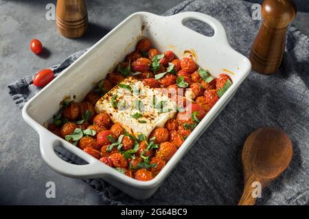 Hausgemachte, trendig gebackene Feta-Tomatenpasta mit Basilikum und Olivenöl Stockfoto