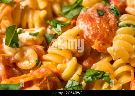 Hausgemachte, trendig gebackene Feta-Tomatenpasta mit Basilikum und Olivenöl Stockfoto
