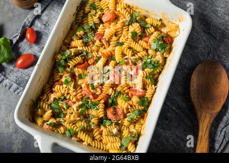 Hausgemachte, trendig gebackene Feta-Tomatenpasta mit Basilikum und Olivenöl Stockfoto