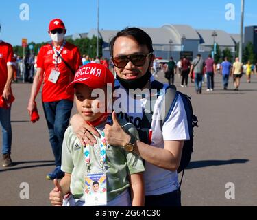 Sankt Petersburg, Russland. Juli 2021. Fans der Schweizer Nationalmannschaft werden in der Gazprom Arena vor dem Fußball-europameisterschaftsmarsch der EURO 2020 zwischen der Schweiz und Spanien gesehen. (Foto von Maksim Konstantinov/SOPA Images/Sipa USA) Quelle: SIPA USA/Alamy Live News Stockfoto