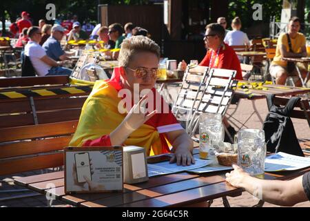 Sankt Petersburg, Russland. Juli 2021. Fans der Schweizer Nationalmannschaft werden in der Gazprom Arena vor dem Fußball-europameisterschaftsmarsch der EURO 2020 zwischen der Schweiz und Spanien gesehen. (Foto von Maksim Konstantinov/SOPA Images/Sipa USA) Quelle: SIPA USA/Alamy Live News Stockfoto