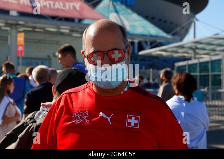 Sankt Petersburg, Russland. Juli 2021. Fan der Schweizer Nationalmannschaft in der Gazprom Arena vor dem Fußball-EUROPAMEISTERSCHAFTSMARSCH der EURO 2020 zwischen der Schweiz und Spanien. (Foto von Maksim Konstantinov/SOPA Images/Sipa USA) Quelle: SIPA USA/Alamy Live News Stockfoto