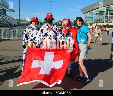 Sankt Petersburg, Russland. Juli 2021. Fans der Schweizer Nationalmannschaft posieren für ein Foto in der Gazprom Arena vor dem Fußball-EUROPAMEISTERSCHAFTSMARSCH der EURO 2020 zwischen der Schweiz und Spanien. (Foto von Maksim Konstantinov/SOPA Images/Sipa USA) Quelle: SIPA USA/Alamy Live News Stockfoto