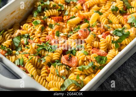 Hausgemachte, trendig gebackene Feta-Tomatenpasta mit Basilikum und Olivenöl Stockfoto