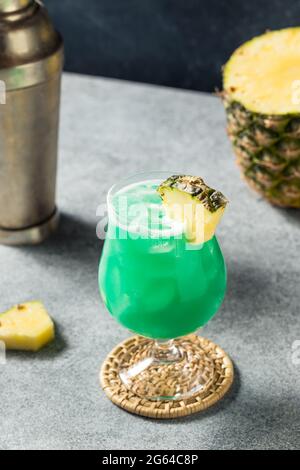 Erfrischender Blue Hawaii Cocktail mit Ananas Stockfoto