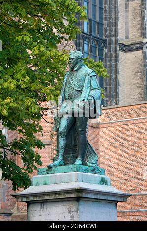 Statue des Grafen Graaf Jan van Nassau (1883 vom Bildhauer Theodore Stracké) in Domplein, Utrecht, Niederlande Stockfoto