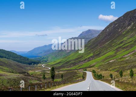 Juli 2021. A832 Road, Highlands and Island, Schottland, Großbritannien. Dies ist ein Blick von der Straße auf der Route NC500 in Schottland. Stockfoto