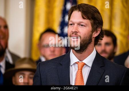 Washington, Usa. Juli 2021. Pitcher Clayton Kershaw spricht zusammen mit US-Präsident Joe Biden während einer Zeremonie für die Los Angeles Dodgers im East Room des Weißen Hauses in Washington, DC, USA, am Freitag, den 2. Juli, 2021. Biden ist Gastgeber der Dodgers, um ihren Sieg bei der World Series 2020 zu feiern, da die Regierung jetzt, da die Impfraten für Coronaviren gestiegen sind, größere persönliche Veranstaltungen veranstaltet. Fotograf: Samuel Corum/Pool/Sipa USA Kredit: SIPA USA/Alamy Live News Stockfoto