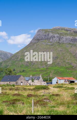 Juli 2021. A832 Road, Highlands and Island, Schottland, Großbritannien. Dies ist ein Blick von der Straße auf der Route NC500 in Schottland. Stockfoto