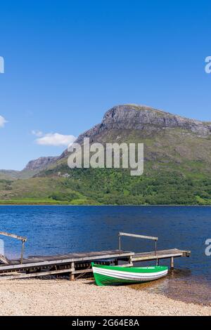 Juli 2021. A832 Road, Highlands and Island, Schottland, Großbritannien. Dies ist ein Blick von der Straße auf der Route NC500 in Schottland. Stockfoto