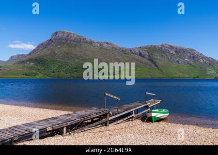 Juli 2021. A832 Road, Highlands and Island, Schottland, Großbritannien. Dies ist ein Blick von der Straße auf der Route NC500 in Schottland. Stockfoto