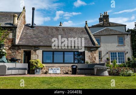 East Lothian, Schottland, Großbritannien, 2. Juli 2021. Scotland's Garden Scheme neue Garteneröffnung: Shane Corstorphine, ehemaliger CFO von Skyscanner und ein begeisterter Gärtner, hat 4 Jahre damit verbracht, die Gärten von Camptoun House zum ersten Mal für die Eröffnung vorzubereiten, um Geld für wohltätige Zwecke zu sammeln.Foto: Camptoun House, ein georgisches Landhaus, und ein umgebauter Stallblock Stockfoto