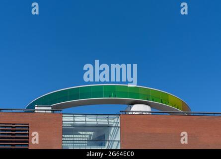 Aarhus, Dänemark - 8. Juni 2021: Menschen, die sich durch die Regenbogen-Panorama-Installation im ARoS Aarhus Kunstmuseum wälzen Stockfoto