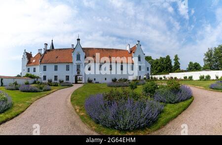 Hoor, Schweden - 19. Juni 2021: Panoramablick auf den Bosjokloster und das Schloss in Südschweden Stockfoto