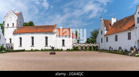 Hoor, Schweden - 19. Juni 2021: Panoramablick auf den Bosjokloster und das Schloss in Südschweden Stockfoto