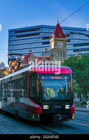 Historisches Rathaus, LRT-Zug, Calgary, Alberta, Kanada Stockfoto