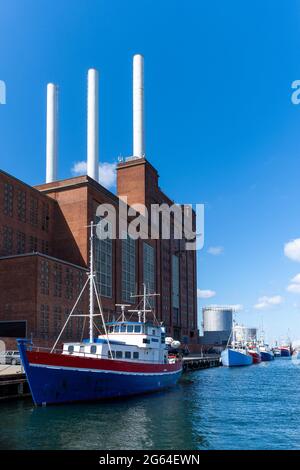 Kopenhagen, Dänemark - 13. Juni 2021: Bunte alte Fischerboote im Nordhavn Hafen und Industriegebiet von Kopenhagen Stockfoto