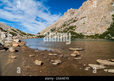 Berghütte Refugio Frey und Laguna Toncek See in der Nähe von Bariloche, Argentinien Stockfoto