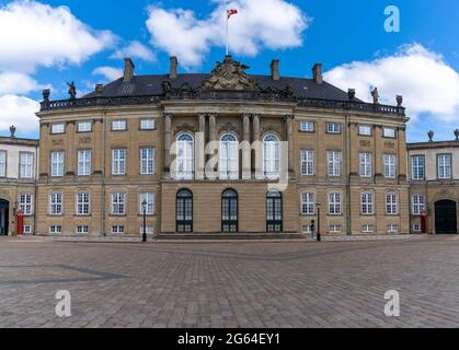 Kopenhagen, Dänemark - 13. Juni 2021: Blick auf das Schloss Amalienborg in Kopenhagen Stockfoto