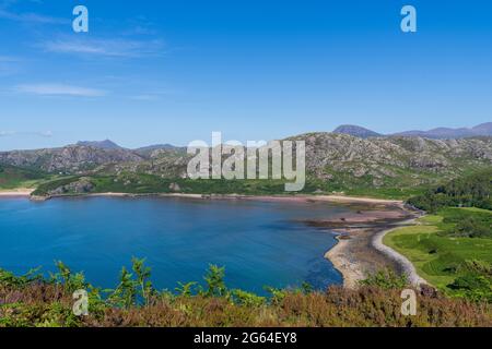 Juli 2021. A832 Road, Highlands and Island, Schottland, Großbritannien. Dies ist ein Blick von der Straße auf der Route NC500 in Schottland. Stockfoto