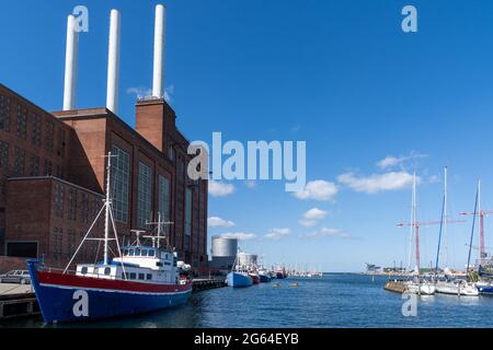 Kopenhagen, Dänemark - 13. Juni 2021: Bunte alte Fischerboote im Nordhavn Hafen und Industriegebiet von Kopenhagen Stockfoto