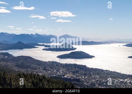 Luftaufnahme des Nahuel Huapi Sees in der Nähe von Bariloche, Argentinien Stockfoto