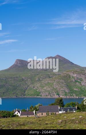 Juli 2021. A832 Road, Highlands and Island, Schottland, Großbritannien. Dies ist ein Blick von der Straße auf der Route NC500 in Schottland. Stockfoto